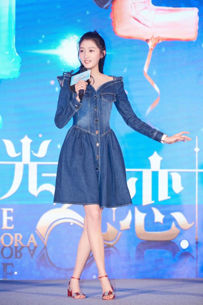 关晓彤穿背带亮片轻纱礼服出席活动,配微卷长发尽显优雅女人味