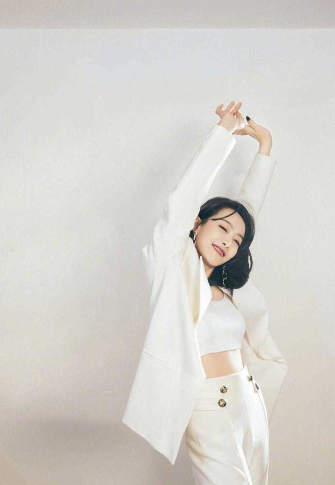 宋茜白色西装穿出了时髦干练,如今32岁美的像18岁