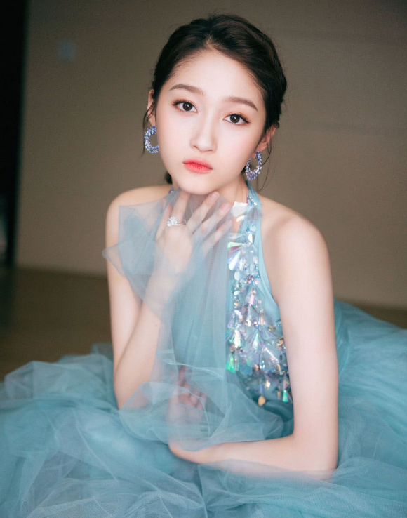 涂口红不打底,你想过后果吗?看镜头下的关晓彤,我果断拿起唇膏