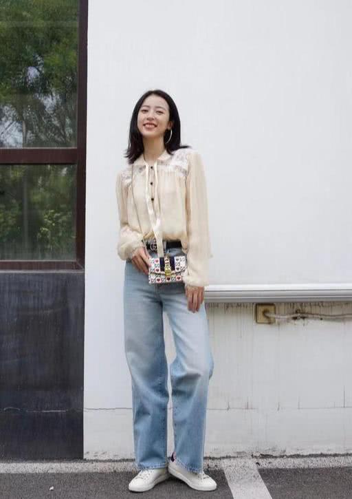 不输倪妮,有着“吃香脸”的周雨彤,终于把造型教科书更新了