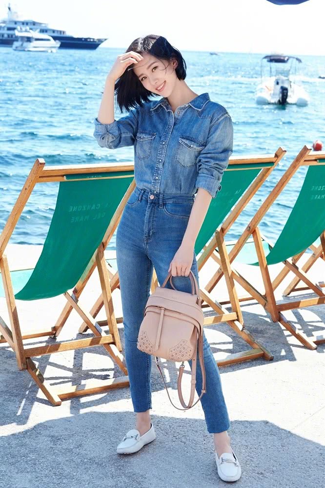 刘诗诗穿粉色连衣裙很淑女,剪短发造型尽显女神风范!