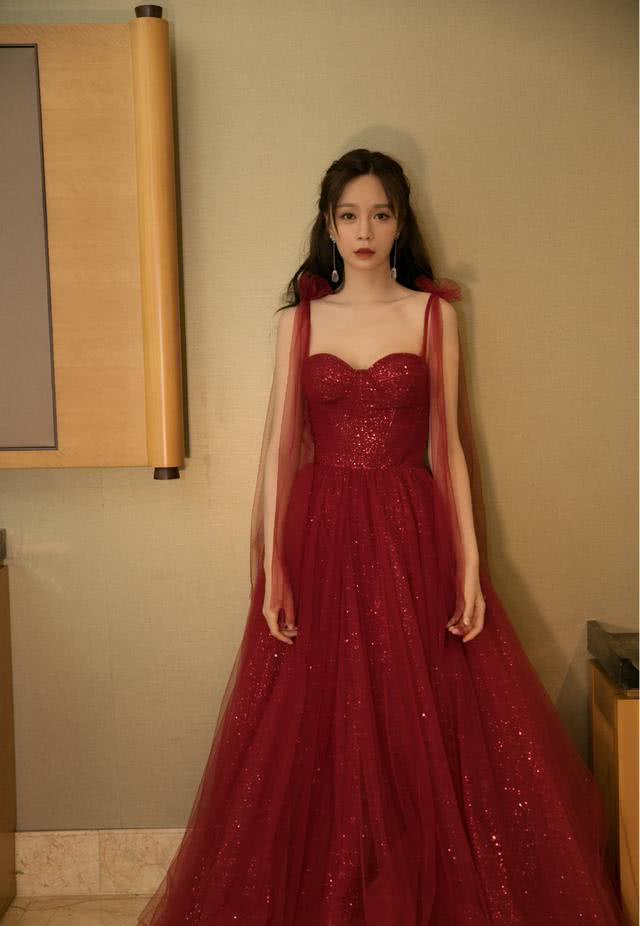 沈梦辰粉色少女装扮亮相，色彩柔和乖巧可爱，天生的衣服架子