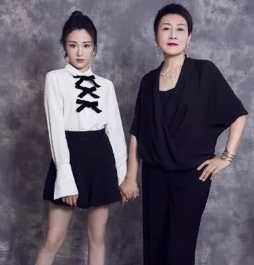 闫妮捧女儿没火，张凯丽捧女儿也没火，他没捧，女儿却自己火了