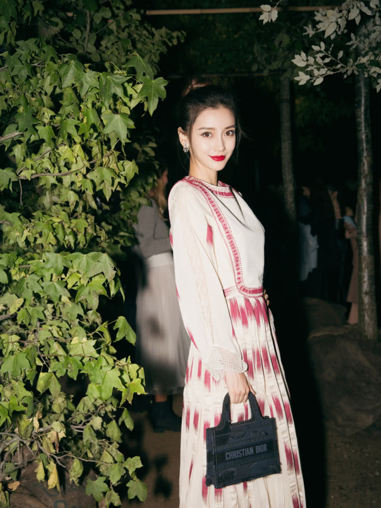 162CM的王子文异域风长裙知性优雅,时尚造型意外撞衫BABY!