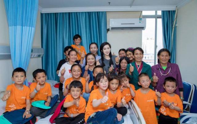 范冰冰为了复出真的很拼,除了衣着夸张外,你会发现哪里都有她