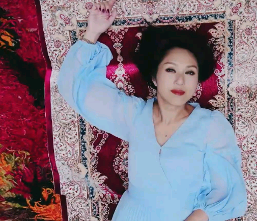 妻子团躺地毯上拍大片,看到成品照,网友开眼了