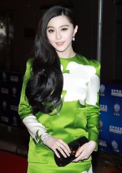 江疏影绿色毛衣搭配贝雷帽,气质温婉动人太减龄