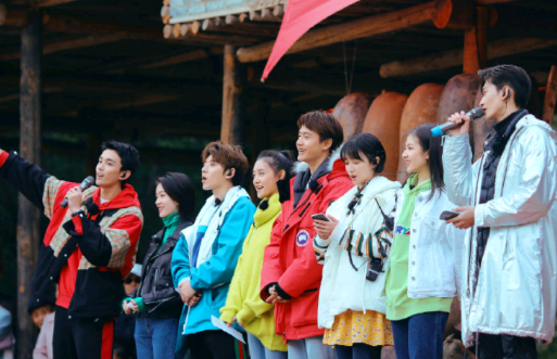 18岁蒋依依碰上22岁张雪迎，同穿牛仔裤，看清腿围网友开眼了