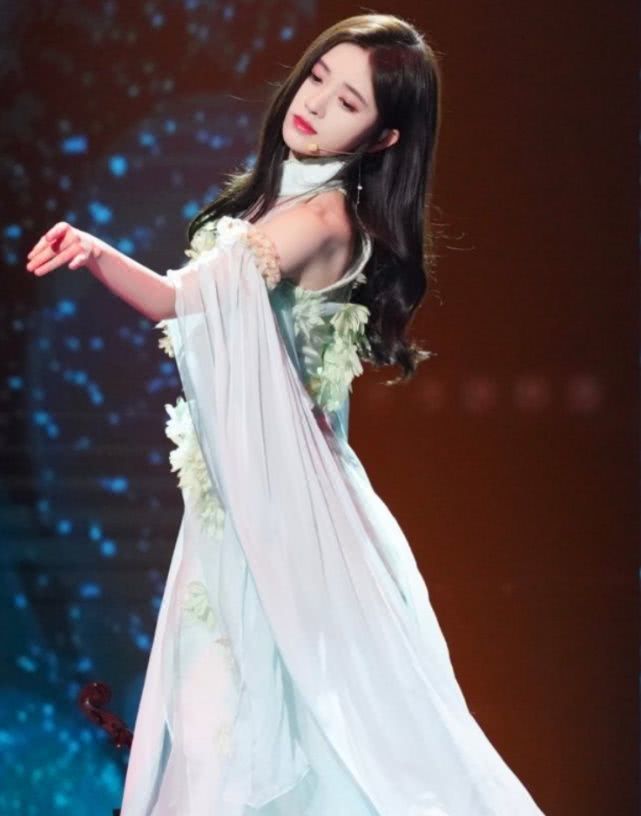 鞠婧祎的裙子有多薄?没想到她穿起来又仙又美太好看