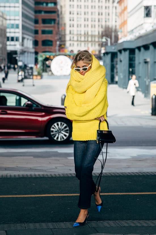 欧美街拍:今年过年选这3个颜色,显白有气质还时髦