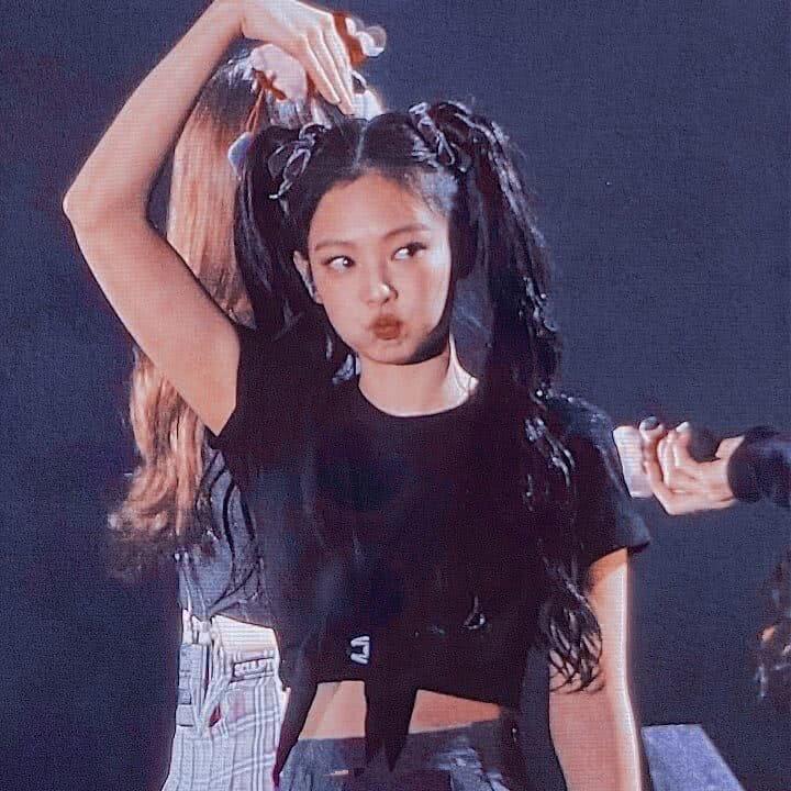 JENNIE演唱会造型全黑LOOK甜酷满分,超长双马尾太吸睛!