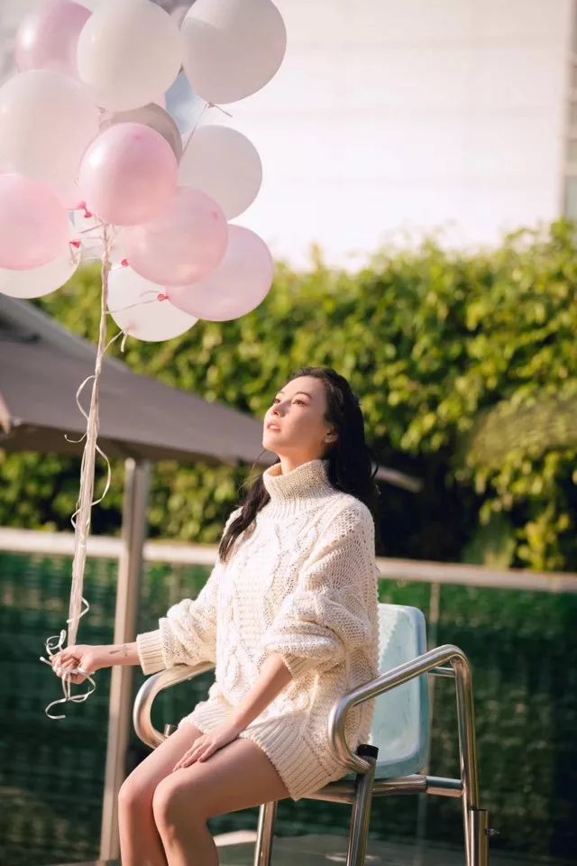 张柏芝复出营业，身穿白色毛衣重返颜值巅峰