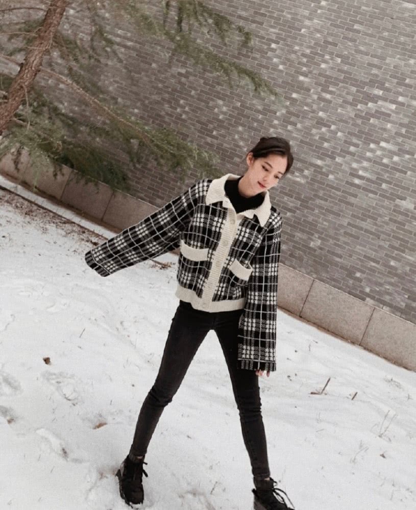 欧阳娜娜私服照穿黑白色格纹短外套配牛仔裤,双腿纤细笔直