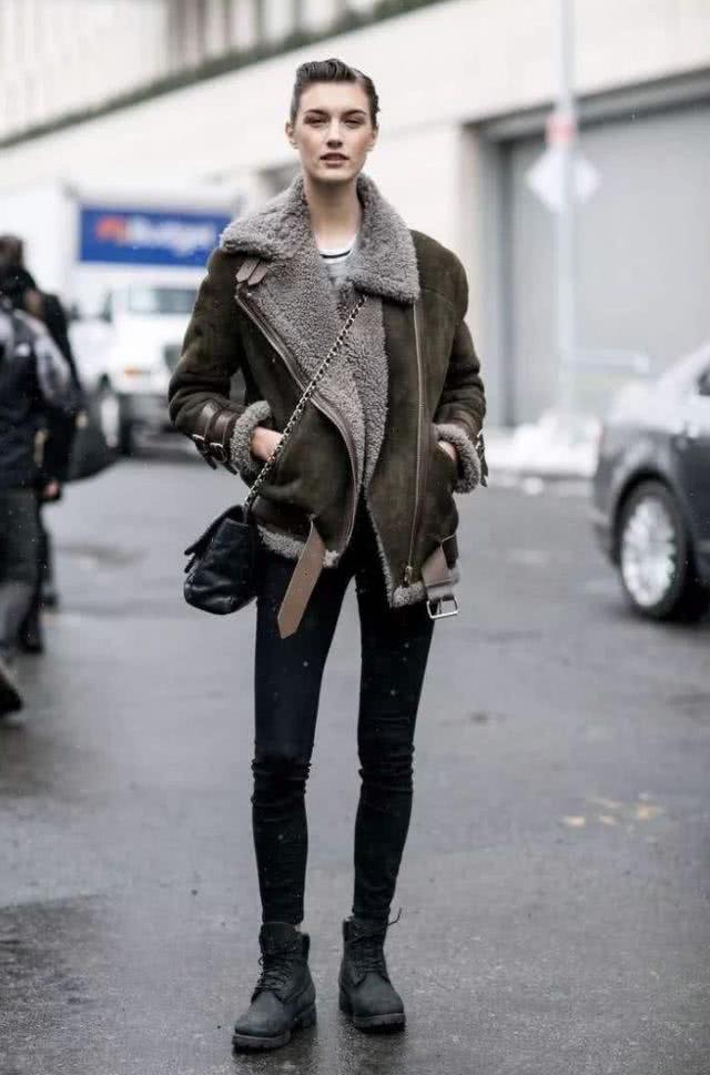 羽绒服不再受欢迎，今年外套界流行的“小霸王”，时髦精张钧甯都穿