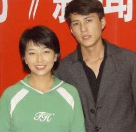 52岁江珊一家近照,小15岁老公颜值比靳东还帅,女儿长得比她还美