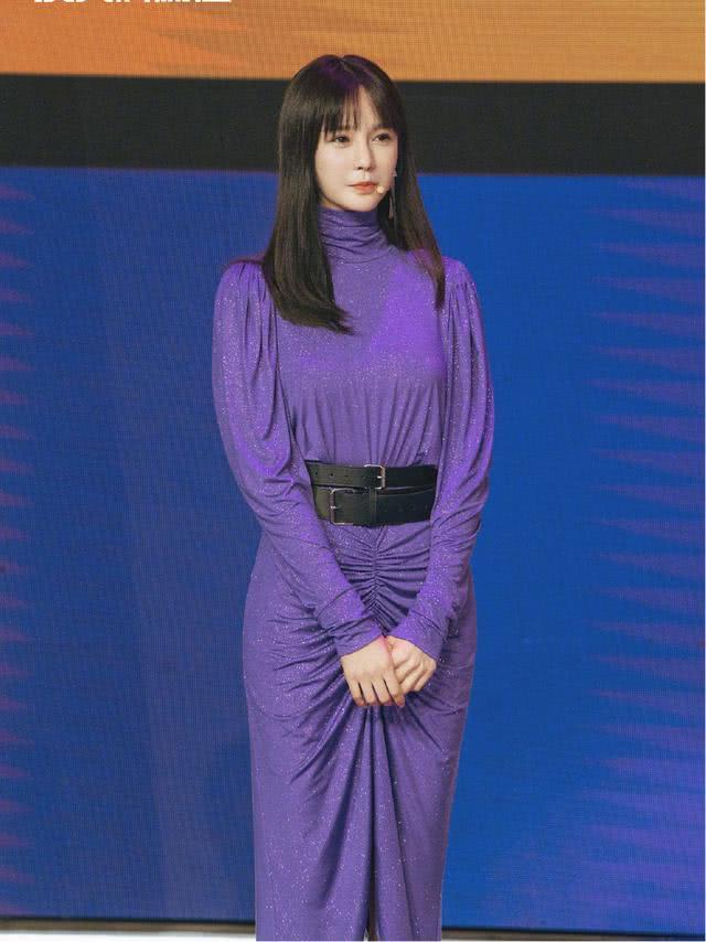 沈梦辰粉色少女装扮亮相，色彩柔和乖巧可爱，天生的衣服架子