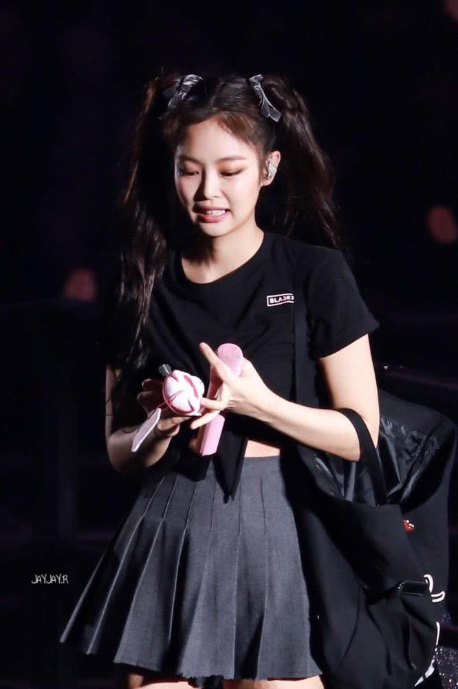 JENNIE演唱会造型全黑LOOK甜酷满分,超长双马尾太吸睛!