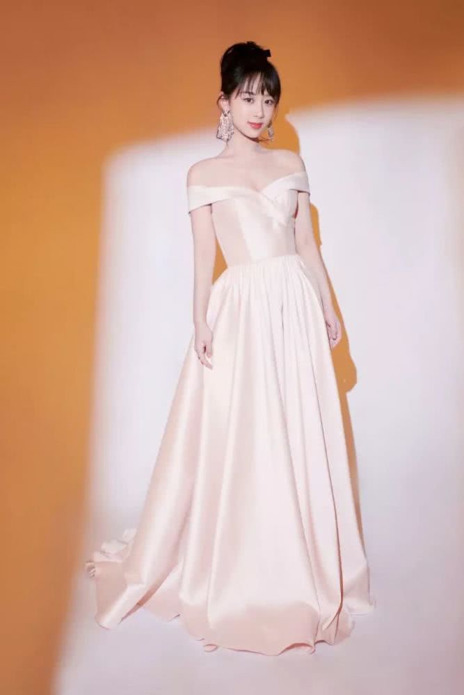 杨紫穿粉色小礼服,换发型瘦下来尖下巴都快成蛇精脸了