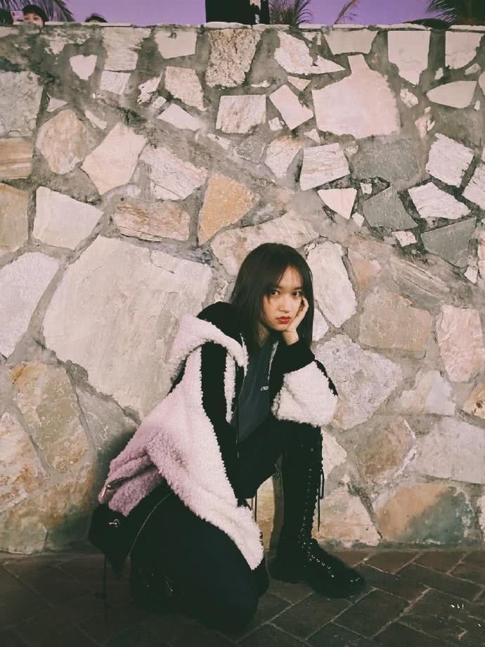 程潇穿黑色吊带裙,与海涛模仿史密斯夫妇,神还原惊艳全场