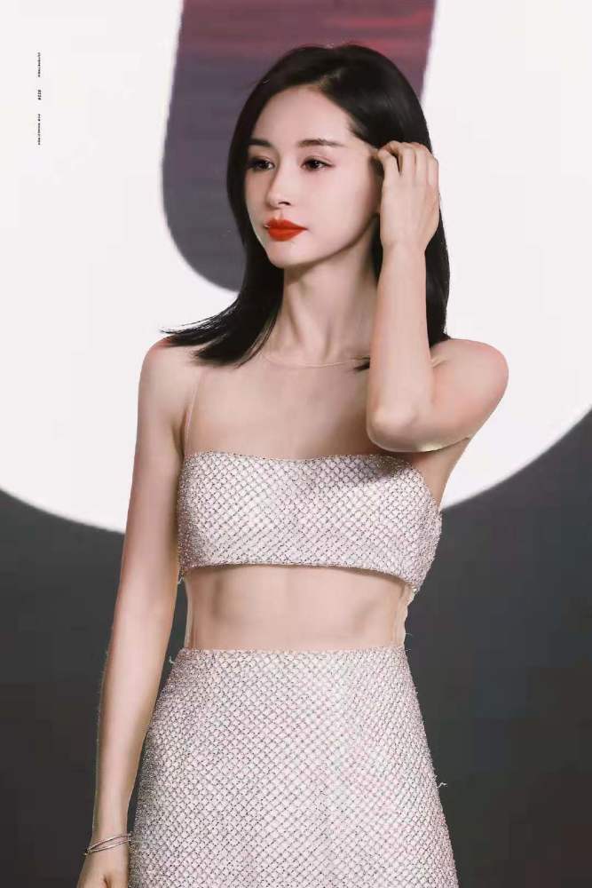 王子文鱼鳞套装裙太性感，换披肩长发配大红唇气场全开