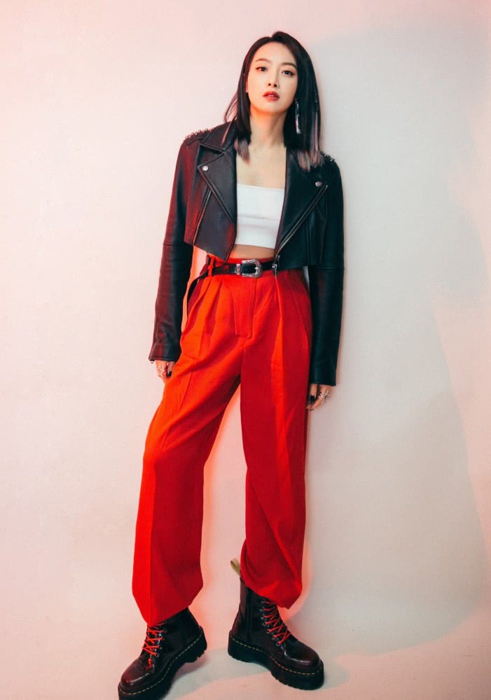 宋茜新造型穿露脐装惊现“蚂蚱肚”,傲人腹肌太抢镜