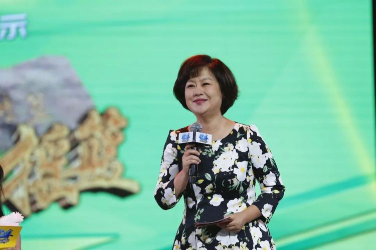 鞠萍全家近照曝光,二婚丈夫把她宠上天,儿子身形魁梧学业有成