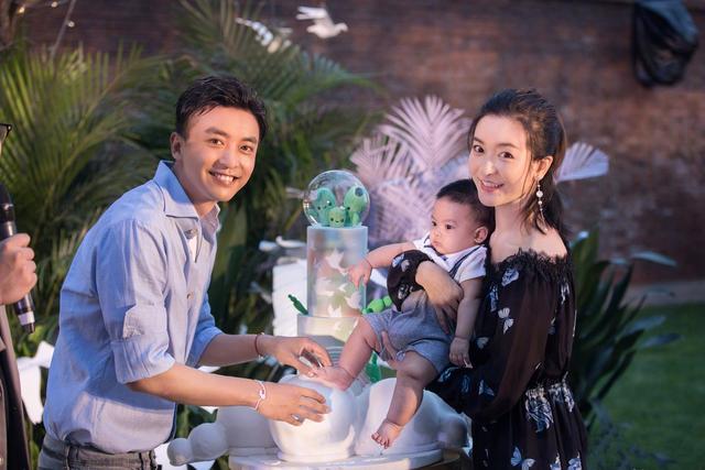 李佳航陪一岁半儿子去早教中心却睡着了,儿子叫爸爸起床操碎了心