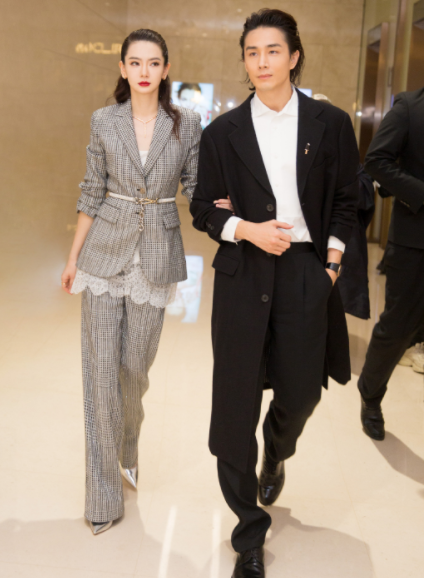 戚薇带老公一起上杂志,结婚6年依然恩爱,这才是最好的爱情