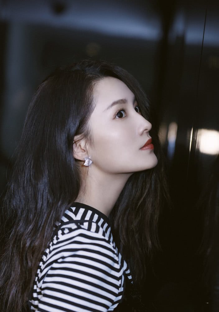 美女李沁穿T恤亮片裙,美成人鱼公主太好看了