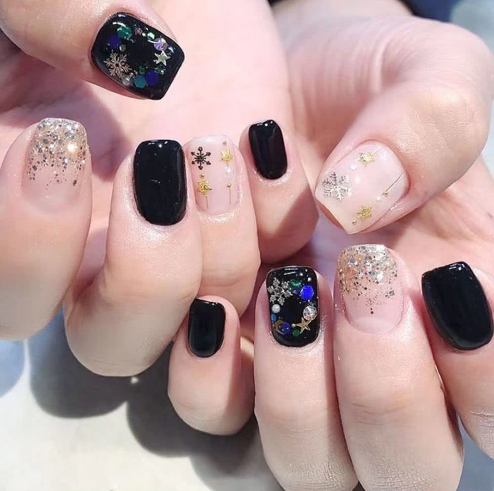 最适合今年冬季做的雪花美甲，你不想试试吗？