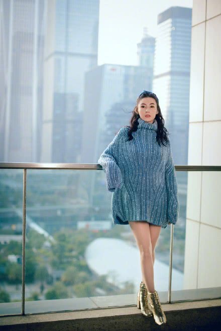 羡慕大长腿!张柏芝穿蓝色OVERSIZE针织毛衣,大玩“下装失踪”