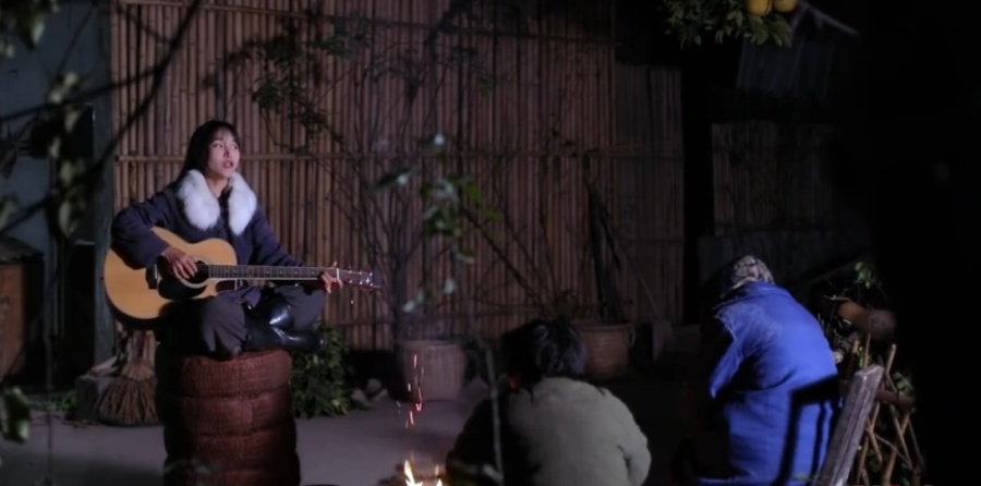 李子柒做美食，小助理意外出镜真容曝光，网友调侃：连助理都这么接地气