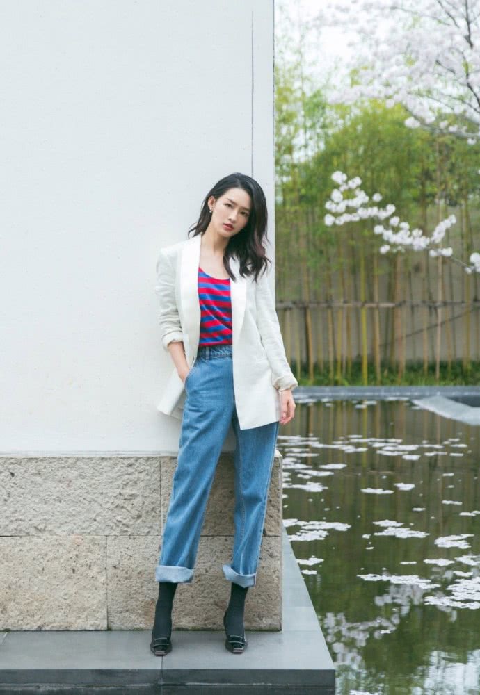 美女李沁穿T恤亮片裙,美成人鱼公主太好看了
