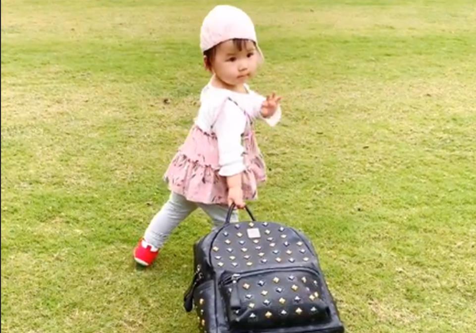 江宏杰晒女儿嘎照,一脸淡定的“离家出走”,网友:要被萌翻了!