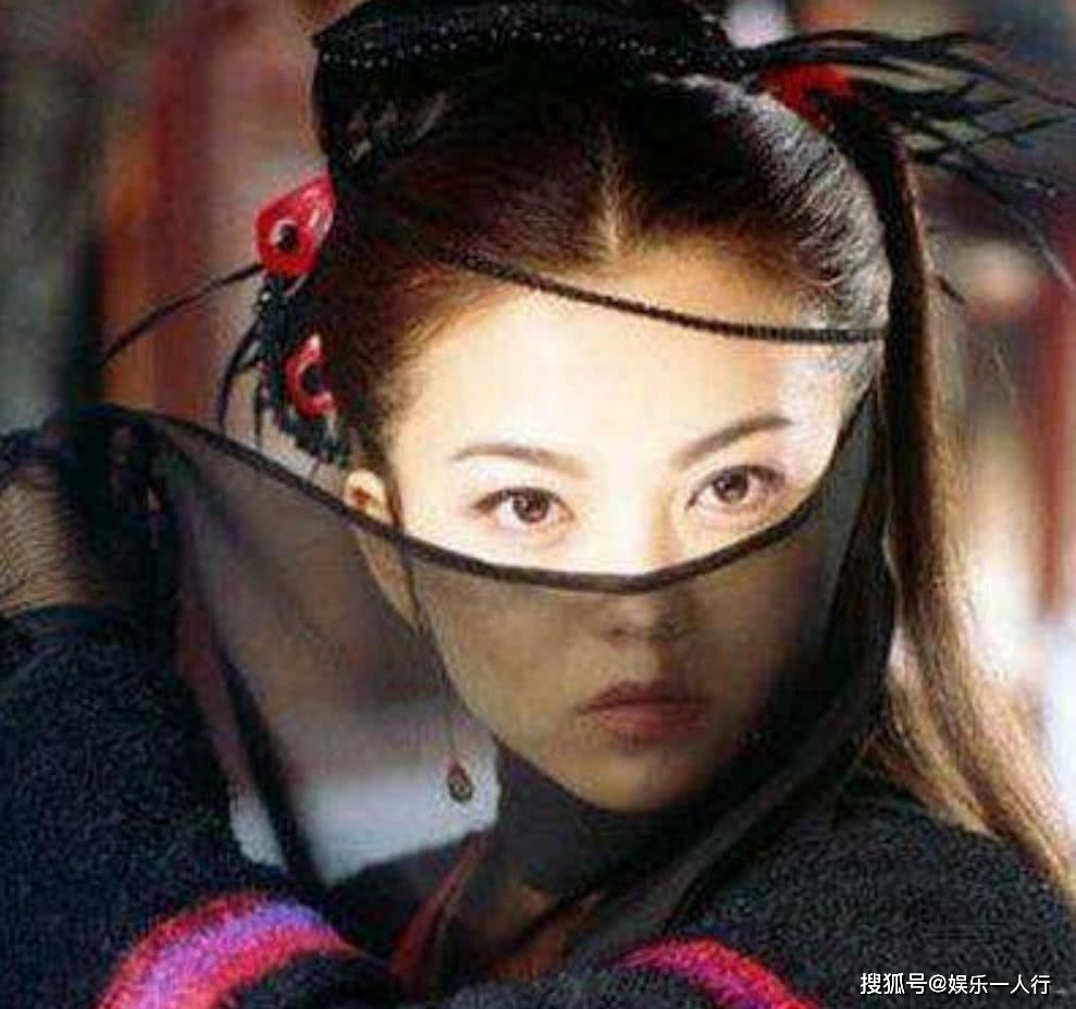 同样都是亲姐妹发展大不同，李湘生活奢侈有上亿身家，妹妹却成这样