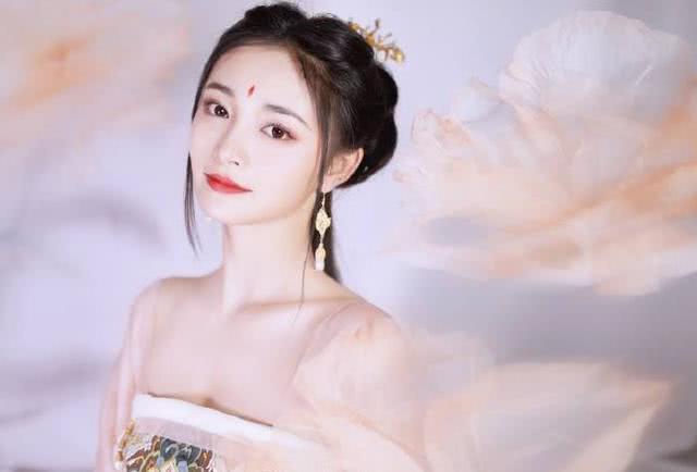 周洁琼一袭齐胸襦裙犹抱琵琶宛若仙子，这次的造型真是太仙了！