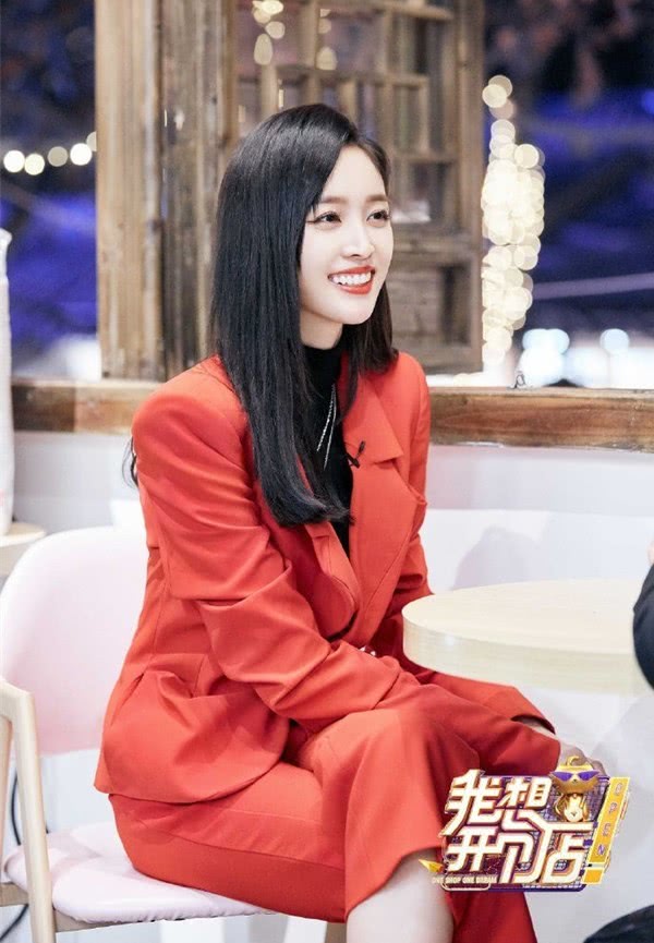 吴宣仪红色西装造型太A,红唇配散发SLAY全场