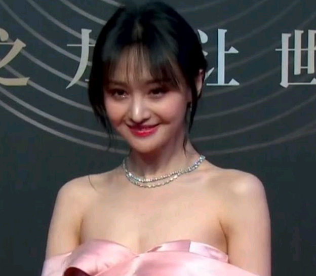 都说郑爽的背影很好看,当粉丝晒楼上头顶抓拍照,才知道她多完美