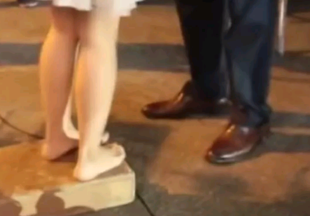 演员在拍吻戏时,为何只拍上半身呢?当镜头下移,网友笑出猪叫声