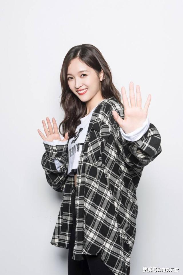 吴宣仪大粉透露斗郑爽保守估计15万，现在没钱了，这是要筹钱？