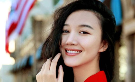 她5岁出道顺利走红,34岁将自己嫁给偶像,活成最励志女星