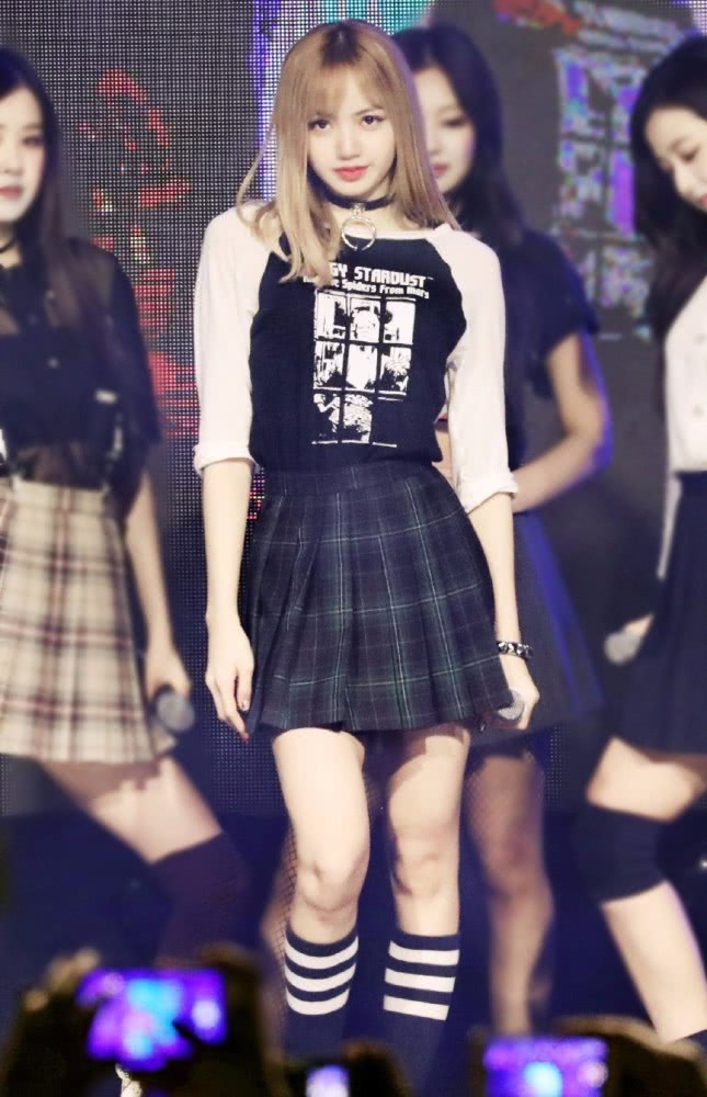 LISA穿2万3连衣裙复古甜美，这样的颜值穿什么都好看