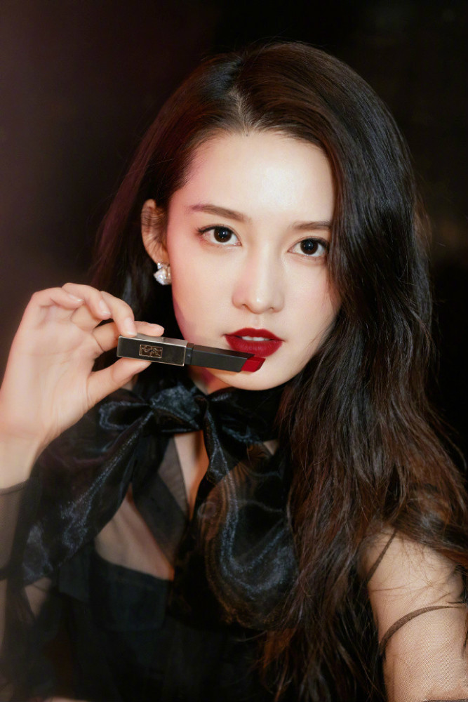 李沁真乃人间绝色,“少女脸”轻松切换“熟女脸”,一抹红唇就搞定