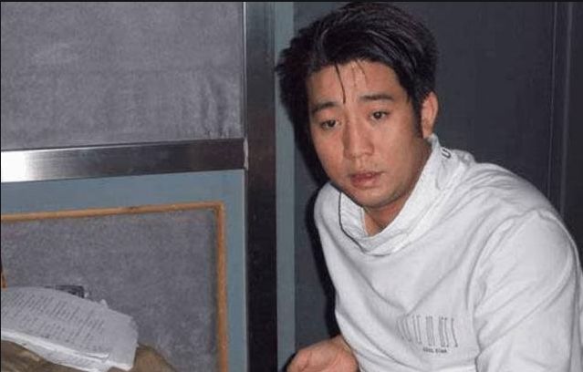 33岁才红的他，抛弃蒋勤勤另娶新欢47岁离世，妻女独自生活