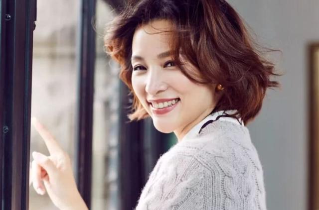 他曾是央视名嘴,和董卿恋爱6年无果,今56岁老来得子