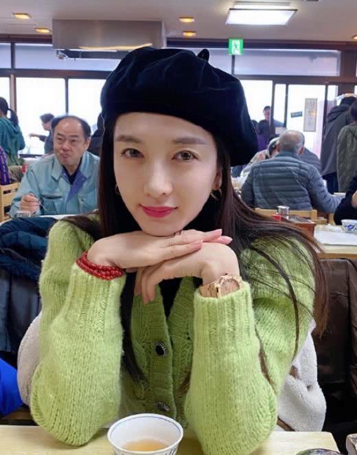 江疏影绿色毛衣搭配贝雷帽,气质温婉动人太减龄