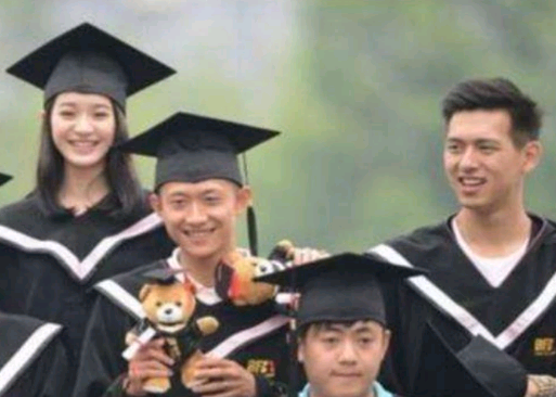 张一山杨紫毕业照曝光,谁注意到李现的表情?承包我一年的笑点!