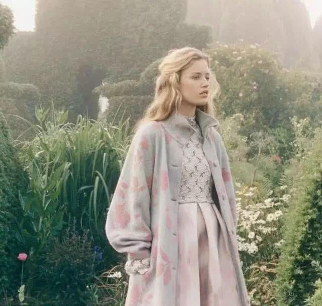 粉色+灰色,姜黄色+牛仔蓝,这几组颜色穿在一起也太显贵了吧