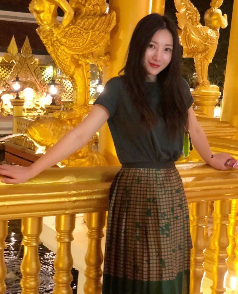 有种清纯叫柳岩穿“肚兜裙”，和以往判若两人，宅男却更爱了！