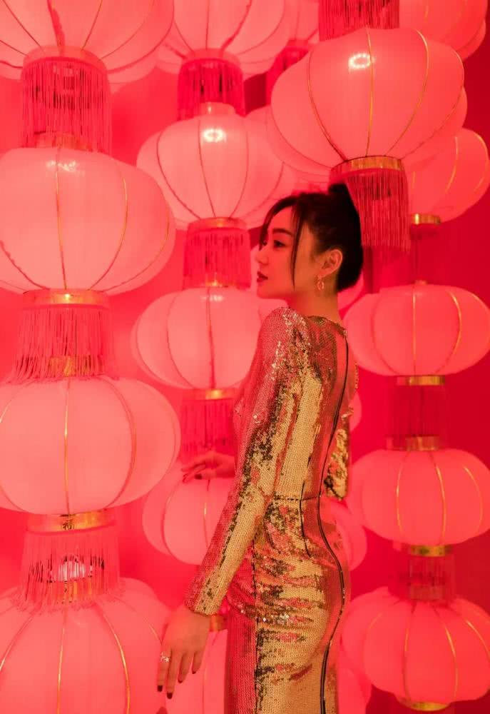 袁姗姗穿金色亮片人鱼裙勾勒完美曲线,身材未免太好了